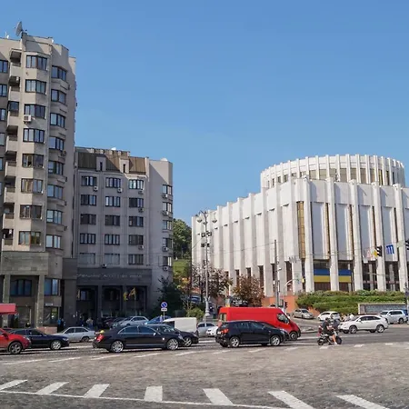 Triokhsviatytelskaya Street 3 Апартаменти *
