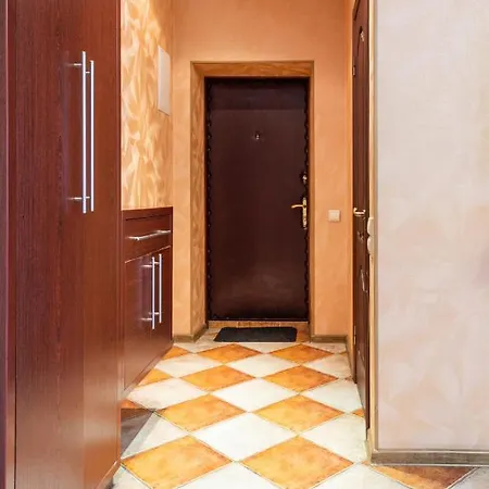 Triokhsviatytelskaya Street 3 Apartment *