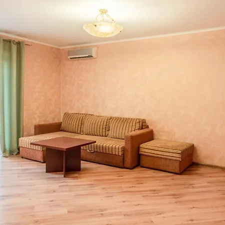 Triokhsviatytelskaya Street 3 Apartment