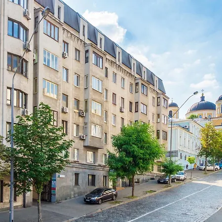 Triokhsviatytelskaya Street 3 Apartment