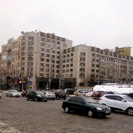 Triokhsviatytelskaya Street 3 *