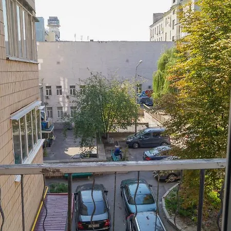 Triokhsviatytelskaya Street 3 Apartment *