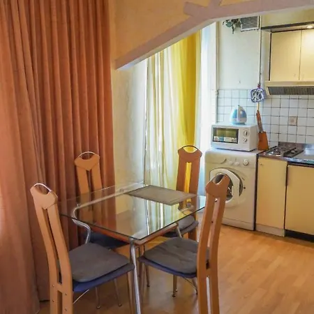 Apartment Triokhsviatytelskaya Street 3 *