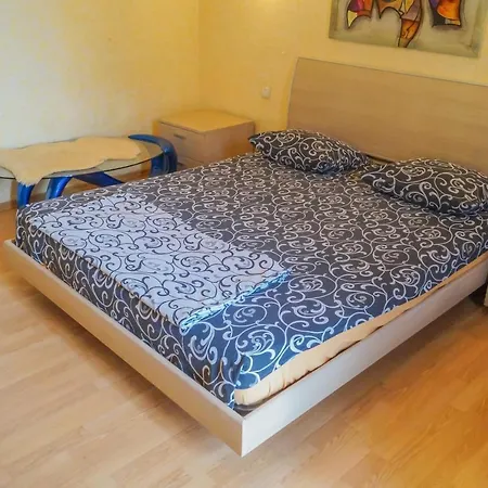 Apartment Triokhsviatytelskaya Street 3